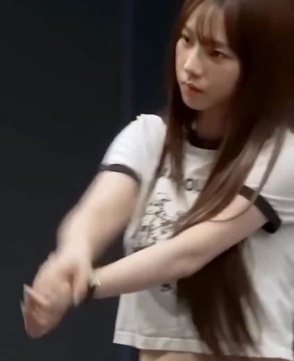 카리나 가슴 볼륨에 들려버린 흰 크롭티 무빙