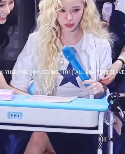윈터 야벅지 책상에 앉은 교복 무릎담요 뺏어버리는 지젤