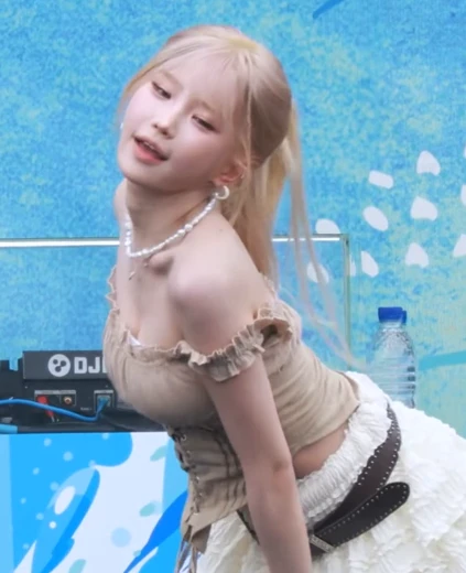송하영 가슴골 금발 포니테일 베이지색 코르셋