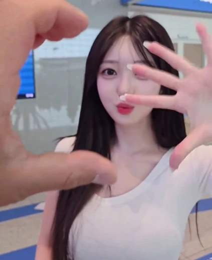 치어리더 권희원 가슴 봉긋 다가와서 하트 해주는 밀착티셔츠 몸매