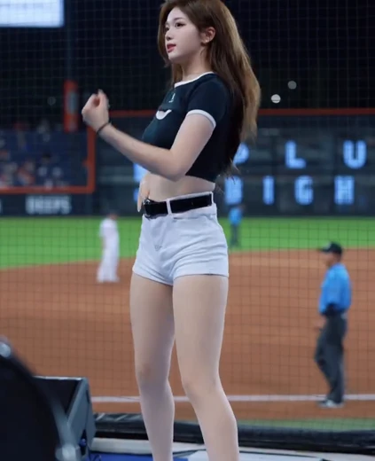 치어리더 김민지 야벅지 블랙 크롭티 흰 반바지