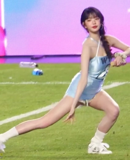 장원영 야벅지 하늘색 하의실종 홀터넥 쩍벌안무 기럭지 내전근