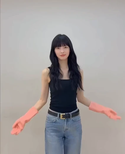 리센느 아린 야드랑이 프리티걸 챌린지 찍는 검정 끈나시 청바지 슬림 몸매