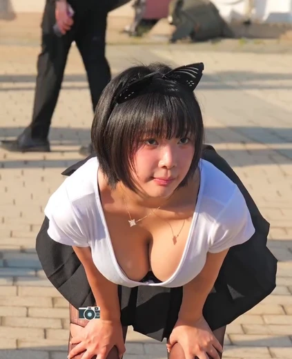 강인경 가슴골 빠꾸없이 보여주는 깊게 파인 흰 U넥
