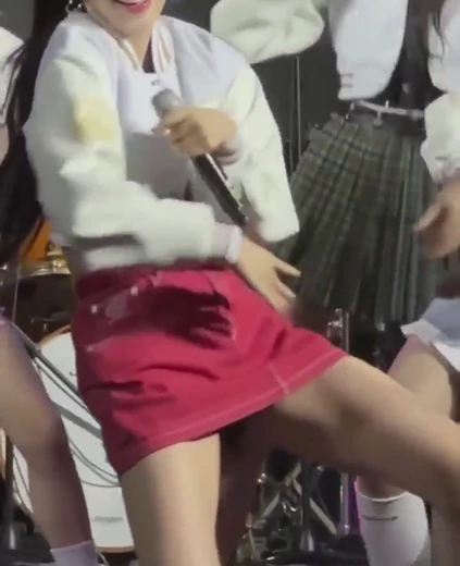안유진 야벅지 무릎 앉은 안무 뒤집힌 빨간 초미니 검속 허벅지 떨림