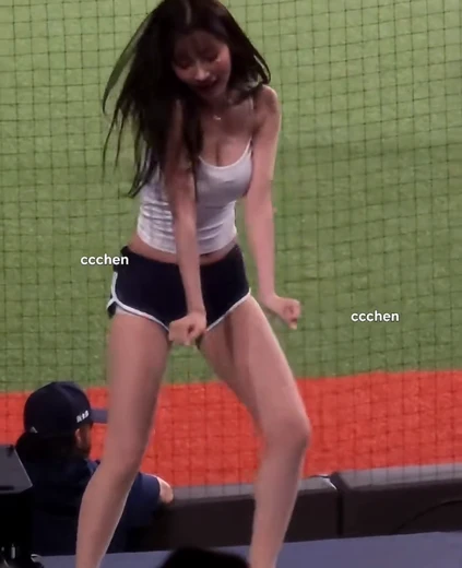 치어리더 이주은 가슴골 팬티급 돌핀팬츠 흰 끈나시 몸매